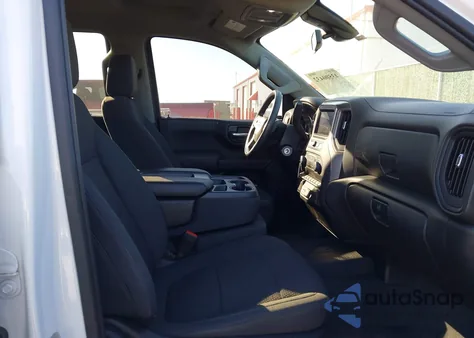 2021 Chevrolet Silverado 1500 2Wd Short Bed Custom z USA, uszkodzony, nr VIN 1GCPWBEK4MZ338313